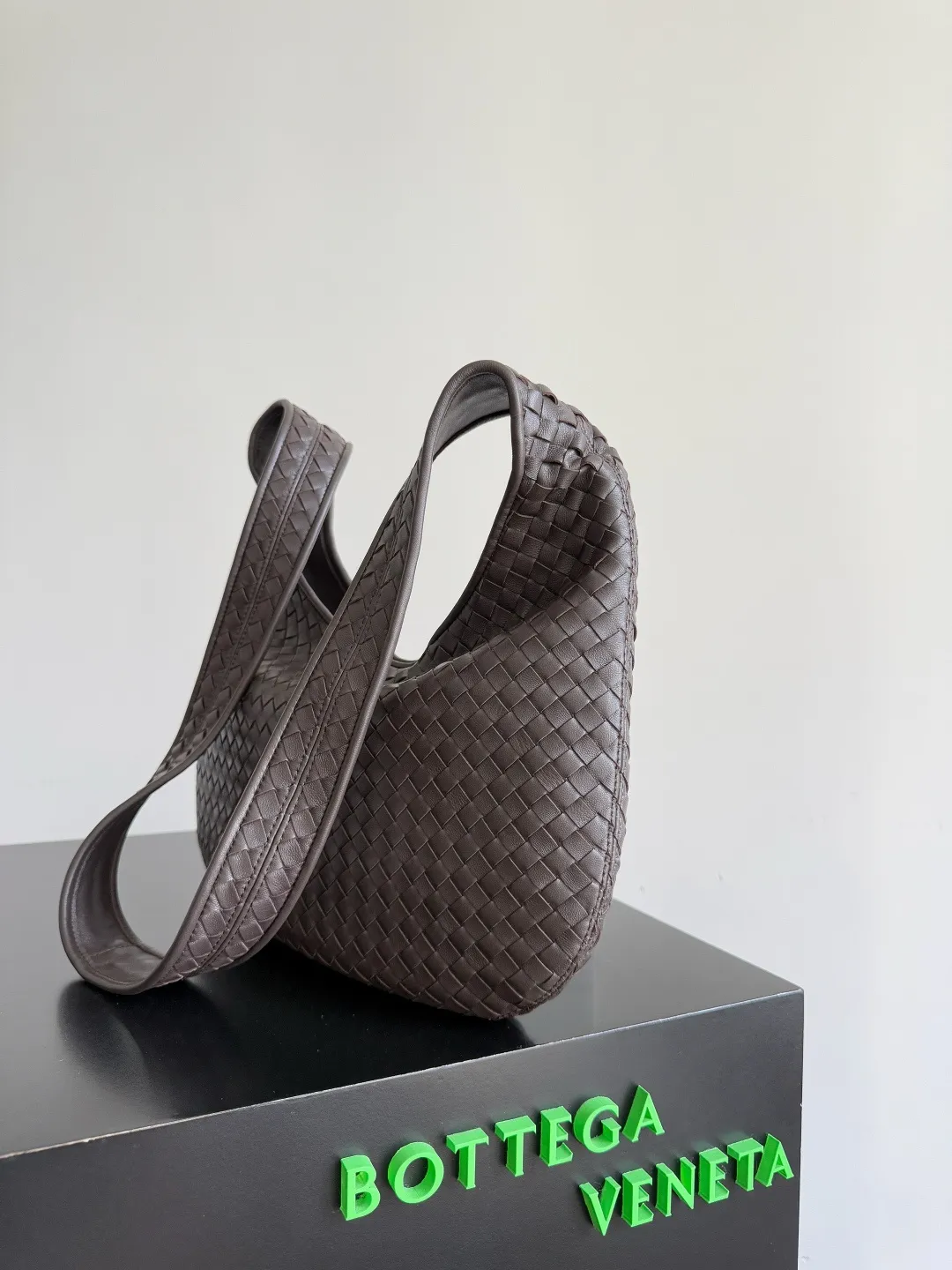 Batch 2480 BOTTEGA VENETA 2025 new men's medium Veneto crossbody bag is made of lambskin, elegantly extends to the strap, fits perfectly on the upper body, and the light and neat shape is suitable for all your choices for business, travel or daily life. Top zipper, interior two compartments, extra-large capacity. The classic Veneta shape has been redesigned and turned into a bag that can be worn cross-body, simple yet stylish. Although it is designed as a men’s bag, it is also very suitable for girls to carry! The back is so handsome🕶! More aura ~ The shoulder straps are reasonably designed, making it comfortable and stylish to carry cross-body. The bag has a practical capacity and can easily fit your daily needs~ Whether it is paired with casual wear for going out on the street or with formal wear for commuting, put it on and your fashion sense will rise in a straight line📈! Style number: 826877 Size: 38*24*2cm